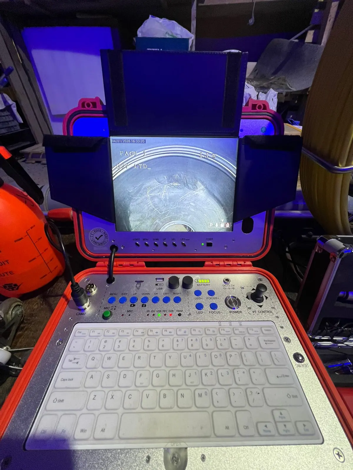 Live monitor showing the pipe interior